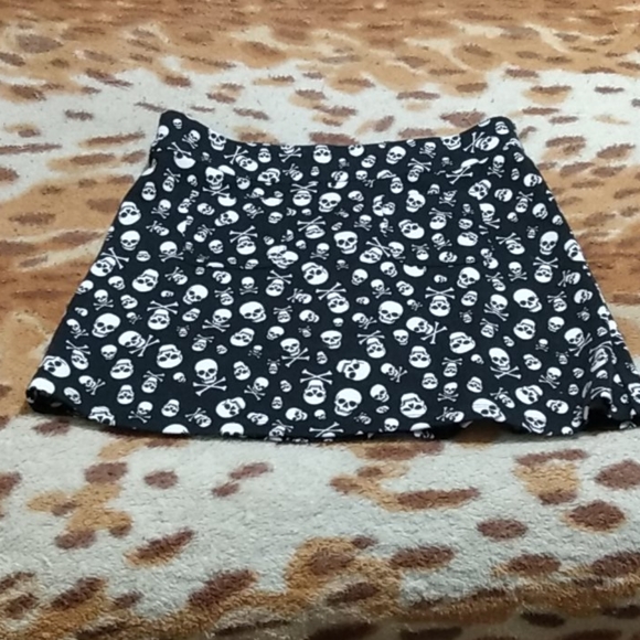 Hot Topic Dresses & Skirts - NWOT Hot Topic Skull Miniskirt